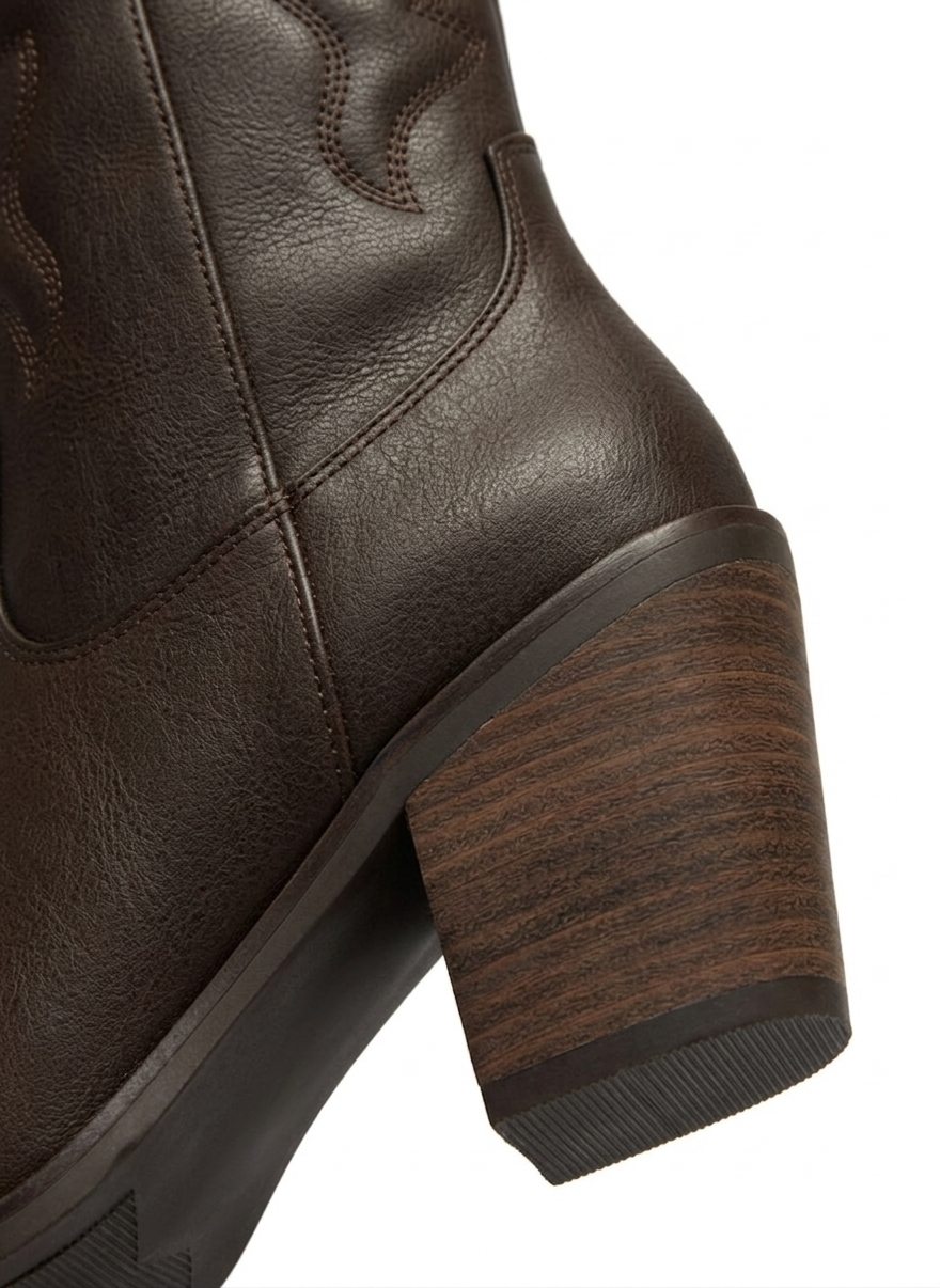 Bota vaquera chocolate caña alta con tacón bloque 7 cm y cierre lateral, marca DALALI, tallas 23 a 26