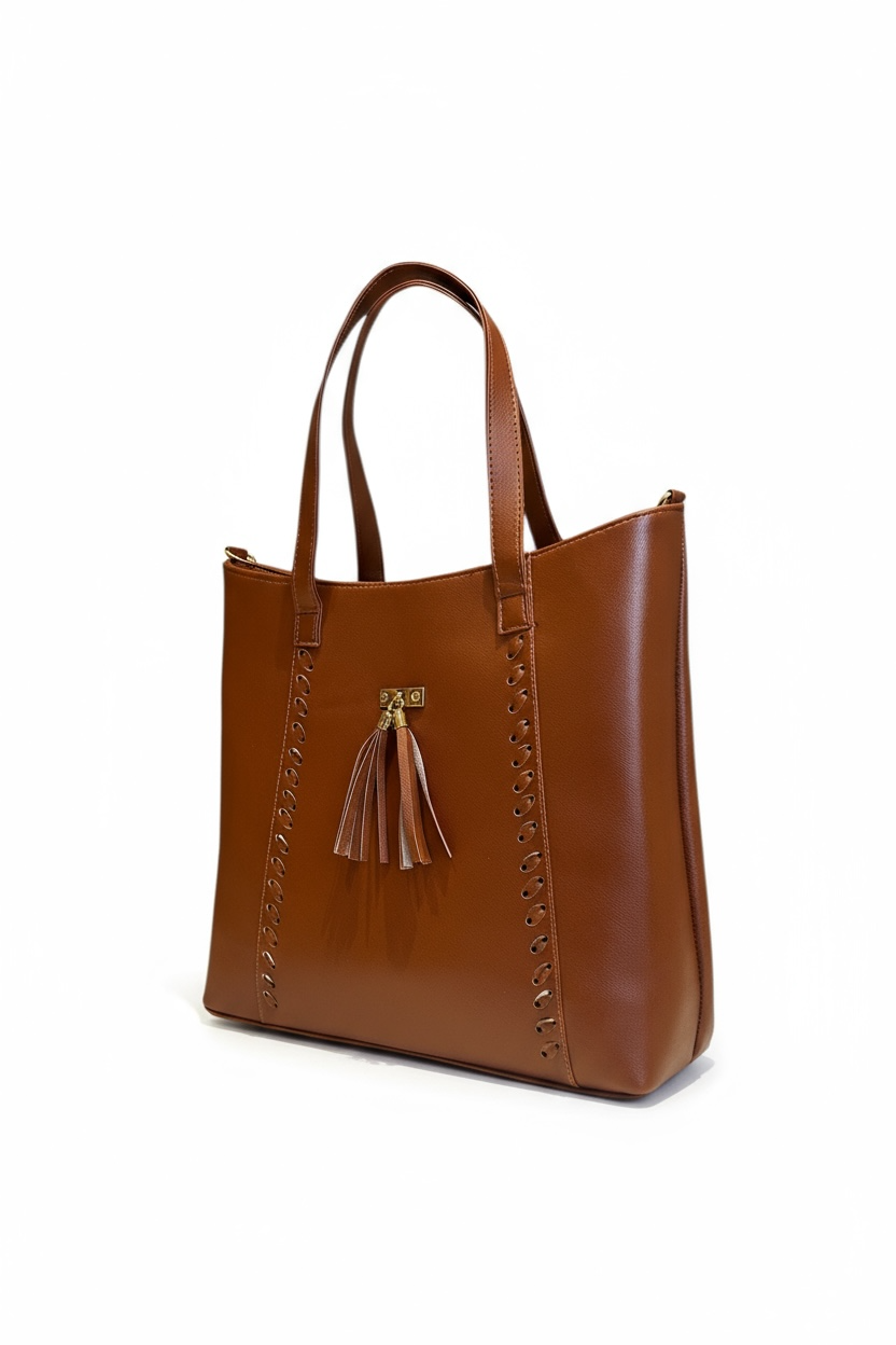 SANTORINI – Bolsa grande tipo tote en tono café con detalle calado y colgante decorativo