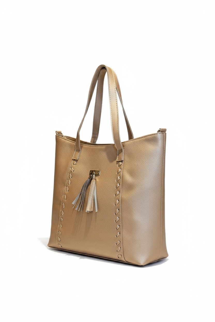 SANTORINI – Bolsa grande tipo tote en tono café con detalle calado y colgante decorativo