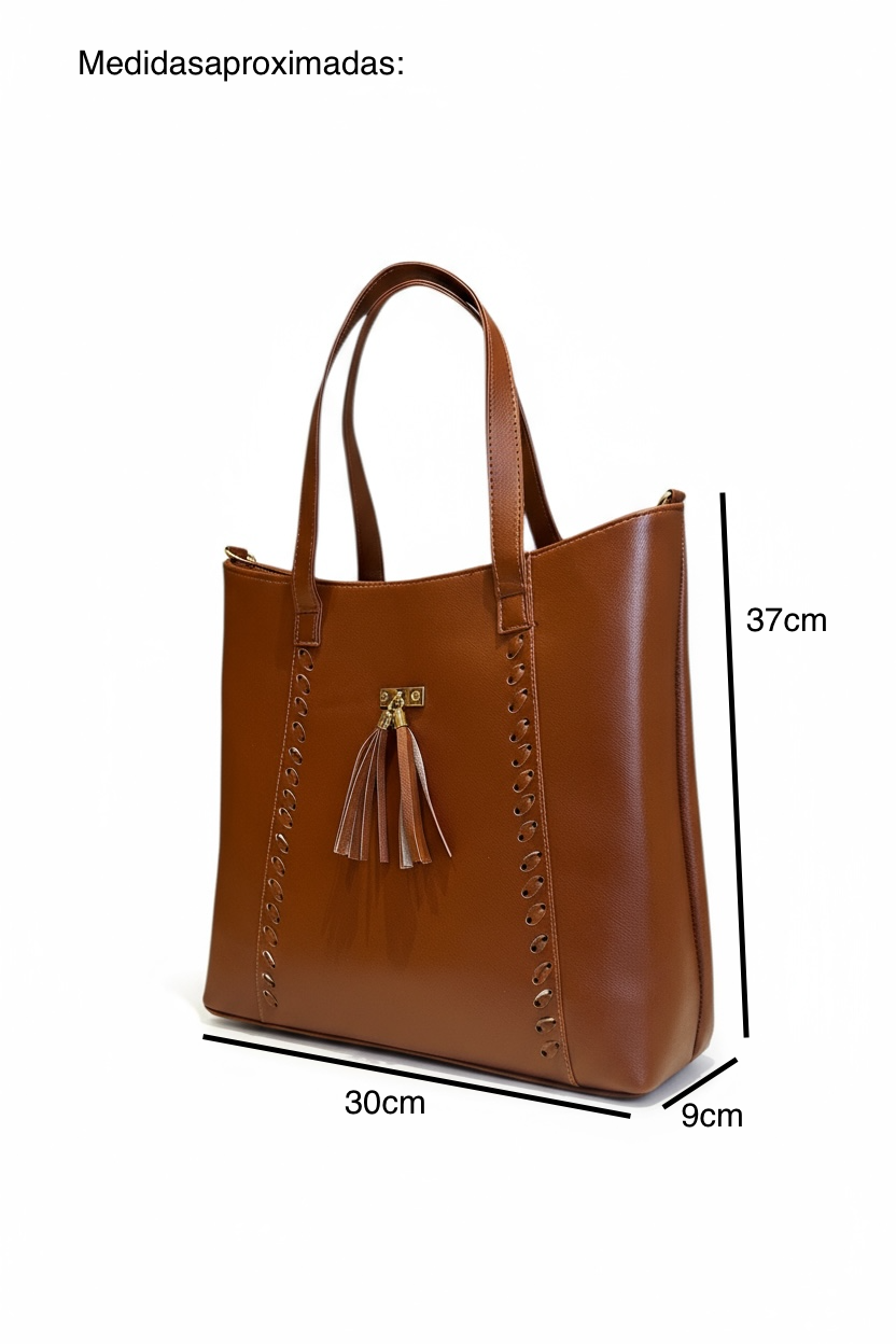 SANTORINI – Bolsa grande tipo tote en tono café con detalle calado y colgante decorativo