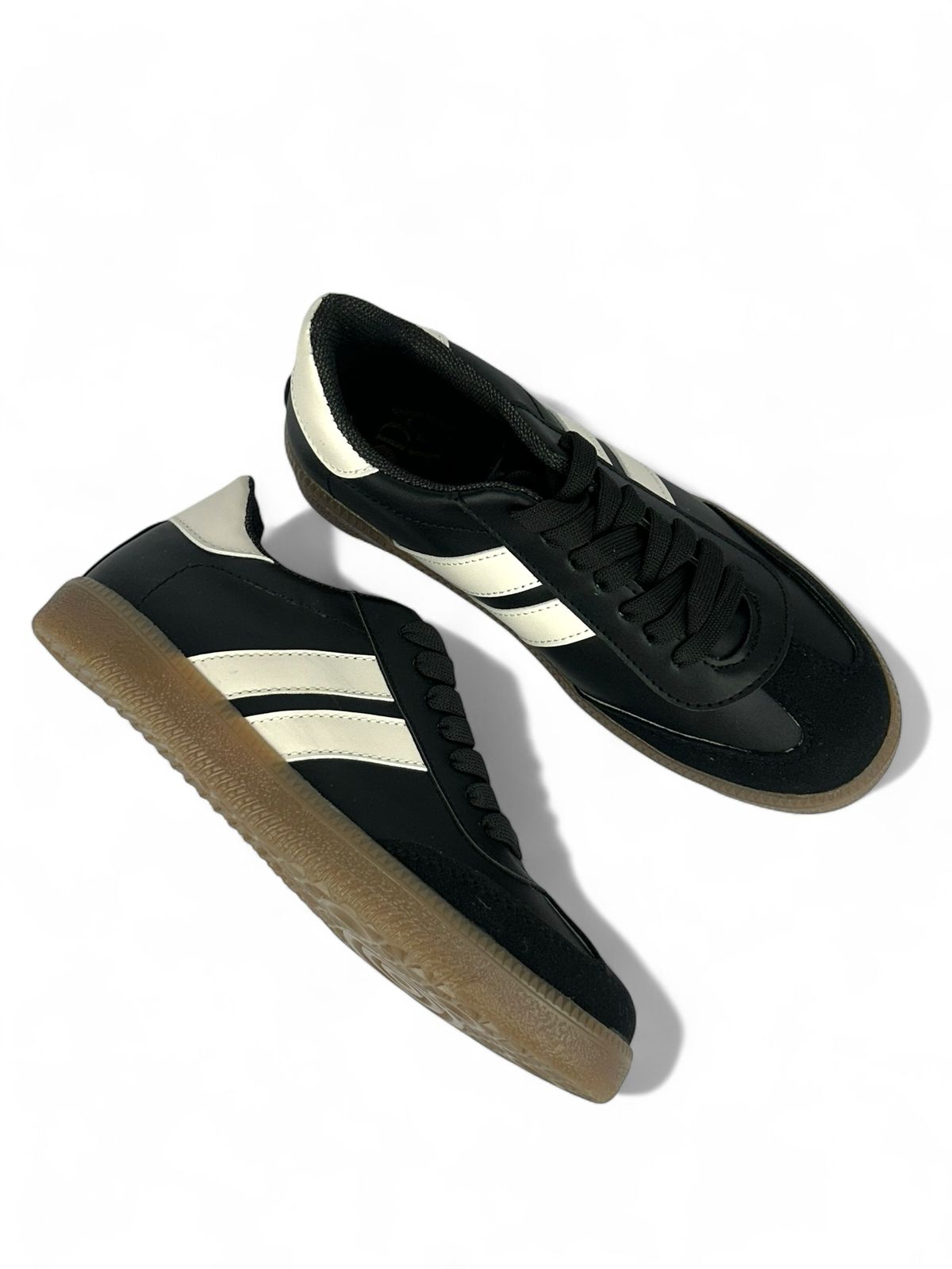 Tenis tipo retro con diseño clásico, suela de goma color caramelo y franjas laterales contrastantes.  NEGRO