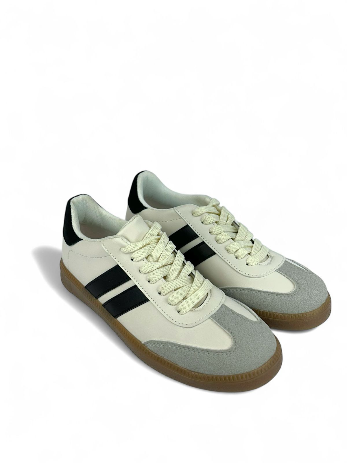 Tenis tipo retro con diseño clásico, suela de goma color caramelo y franjas laterales contrastantes.  LATTE