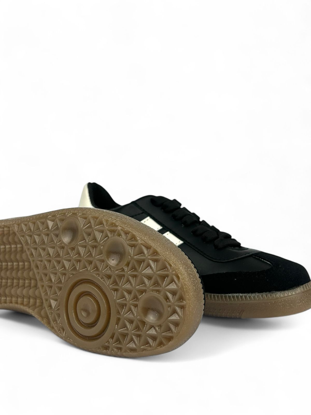 Tenis tipo retro con diseño clásico, suela de goma color caramelo y franjas laterales contrastantes.  COLOR NEGRO 