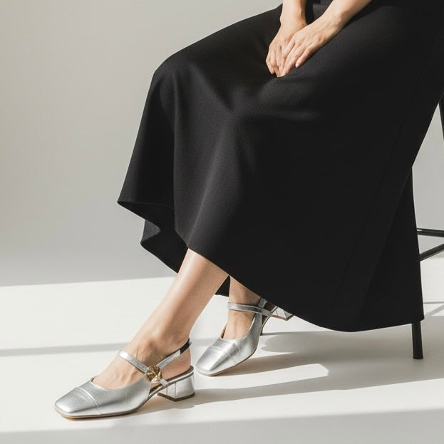 Zapato destalonado minimalista color plata con tacón cuadrado y correa ajustable para mujer, modelo DALALI Kauri.