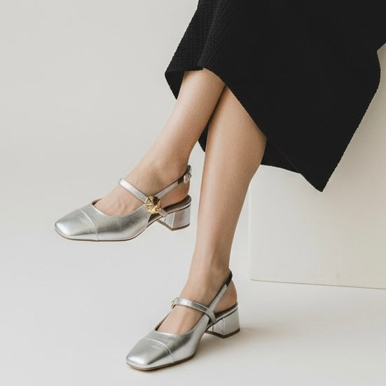 Zapatilla slingback plateada con tira cruzada, tacón bloque 4 cm y punta cuadrada, marca DALALI, tallas 23 a 26