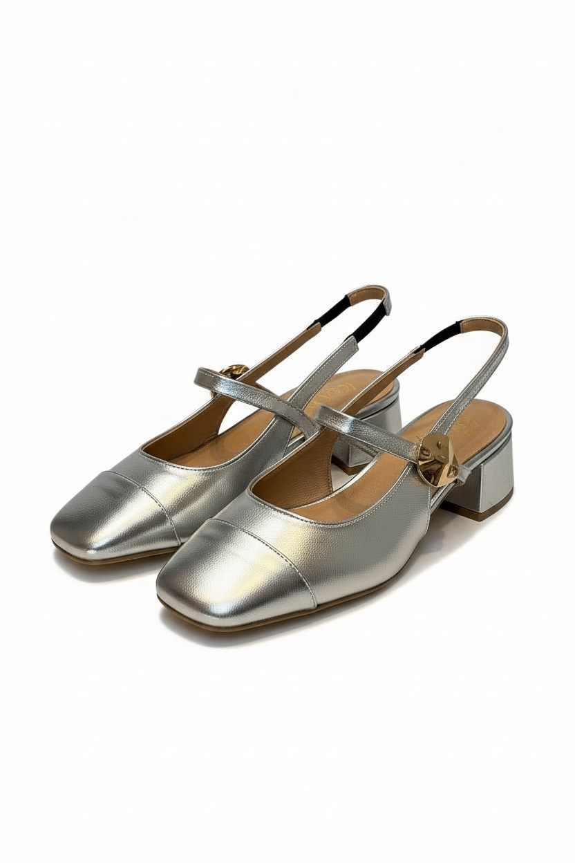 Zapatilla slingback plateada con tira cruzada, tacón bloque 4 cm y punta cuadrada, marca DALALI, tallas 23 a 26