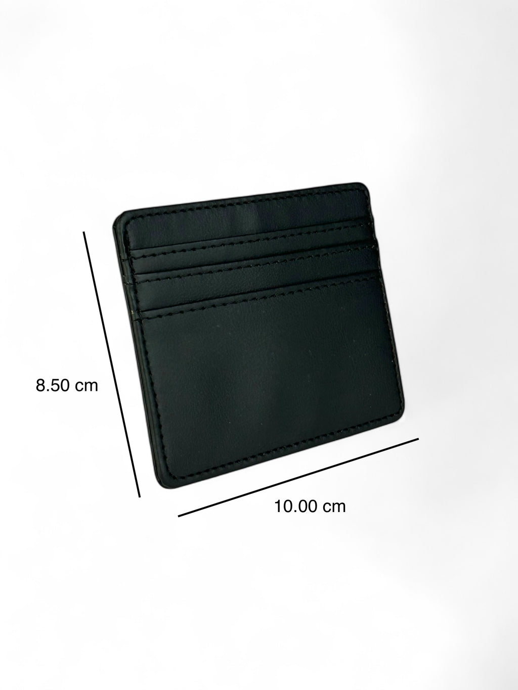 Tarjetero compacto para mujer en color negro con ranuras para tarjetas, diseño minimalista y dinero de exhibición.