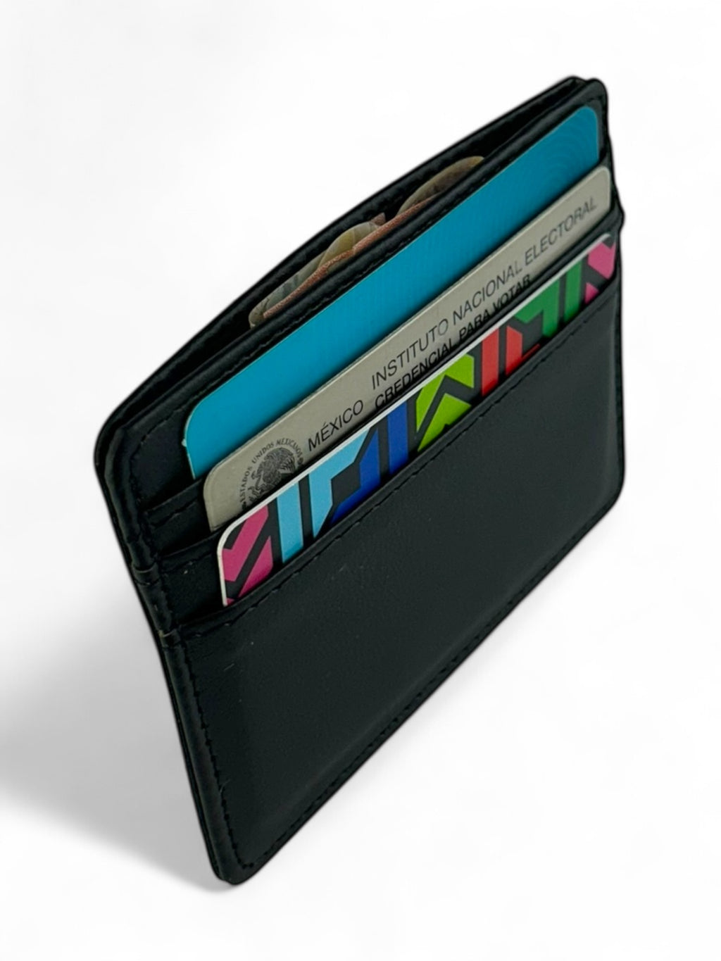 Tarjetero compacto para mujer en color negro con ranuras para tarjetas, diseño minimalista y dinero de exhibición.