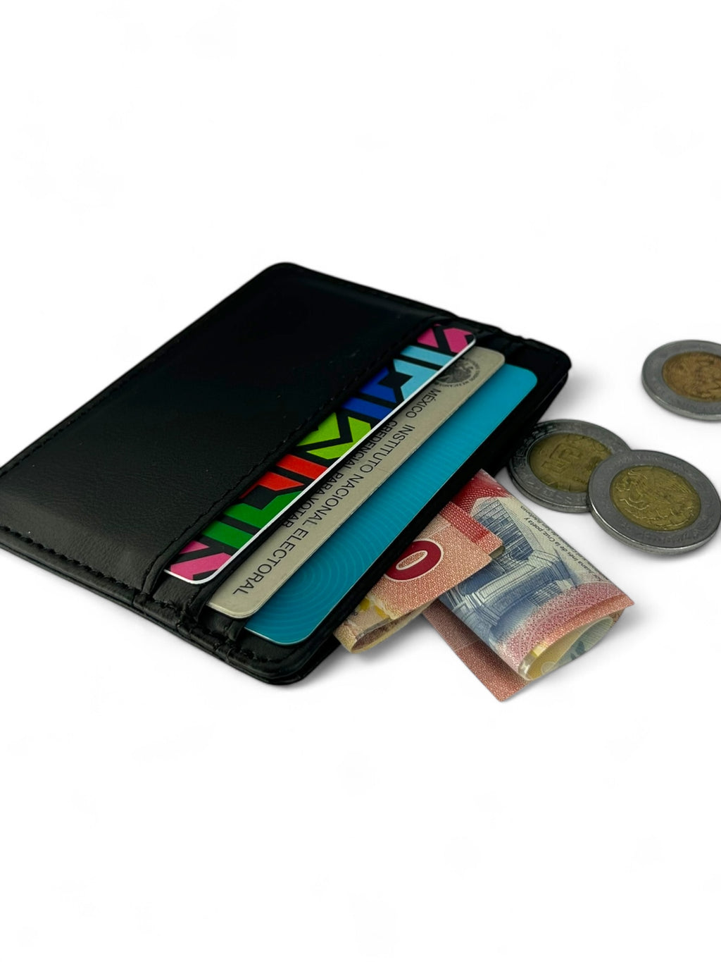 Tarjetero compacto para mujer en color negro con ranuras para tarjetas, diseño minimalista y dinero de exhibición.
