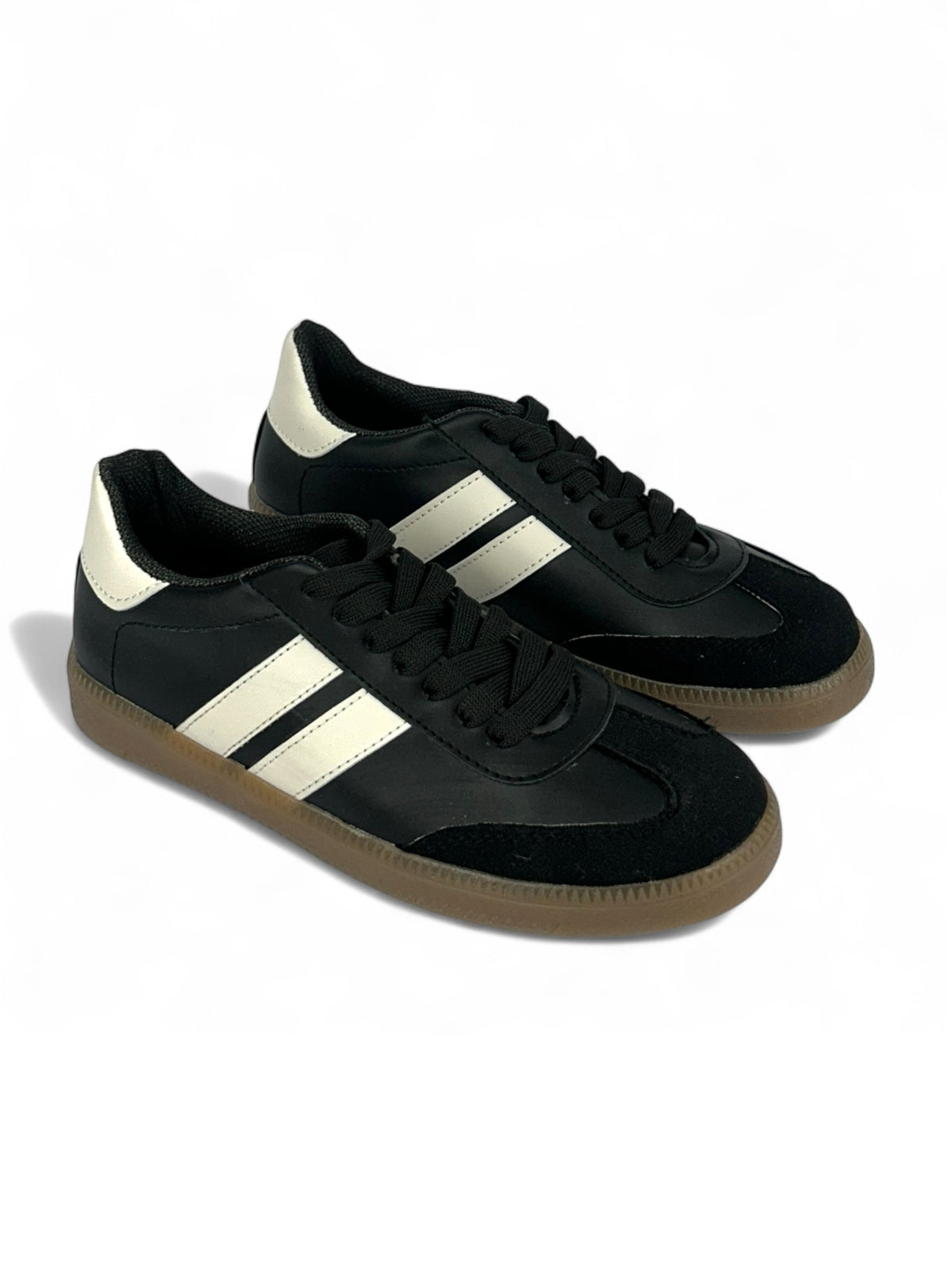 Tenis tipo retro con diseño clásico, suela de goma color caramelo y franjas laterales contrastantes. 