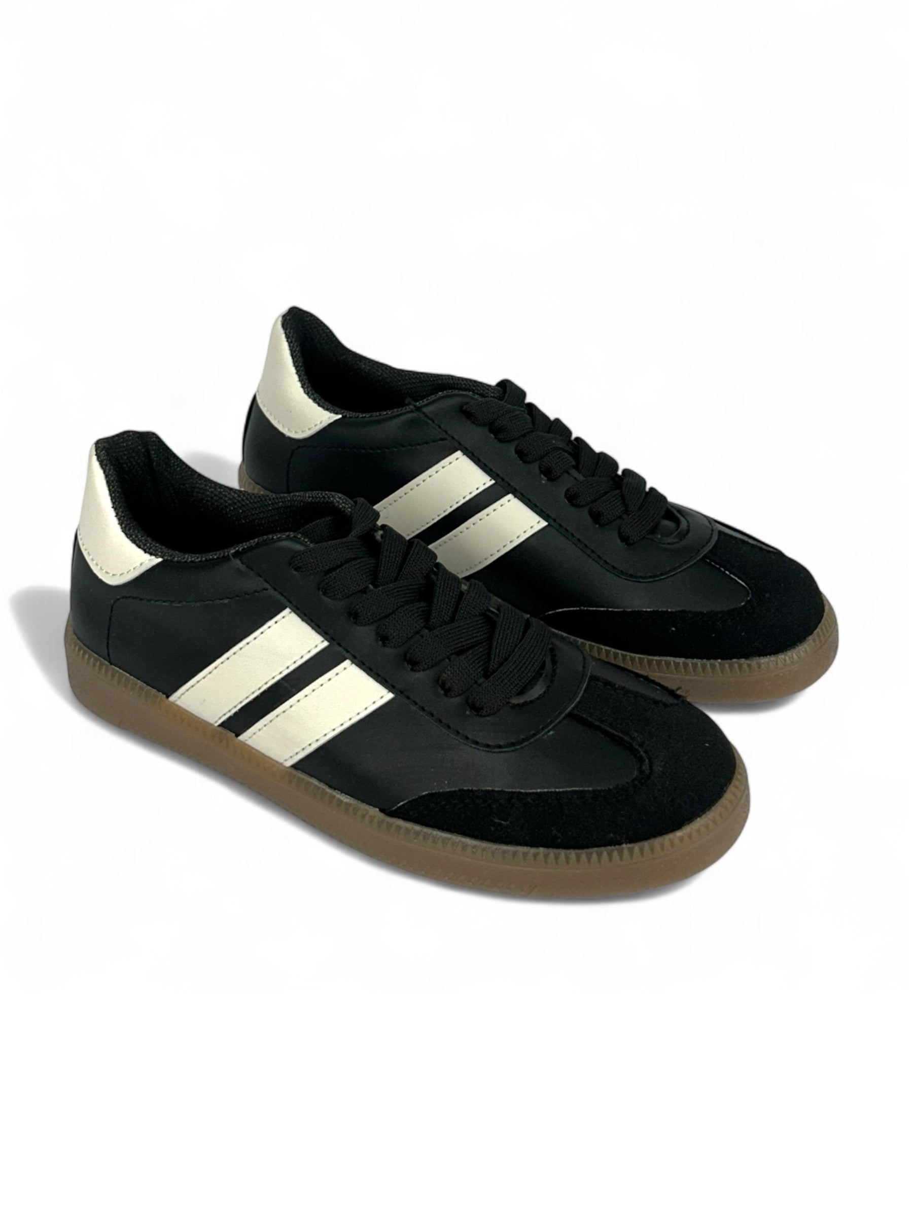 Tenis tipo retro con diseño clásico, suela de goma color caramelo y franjas laterales contrastantes. 