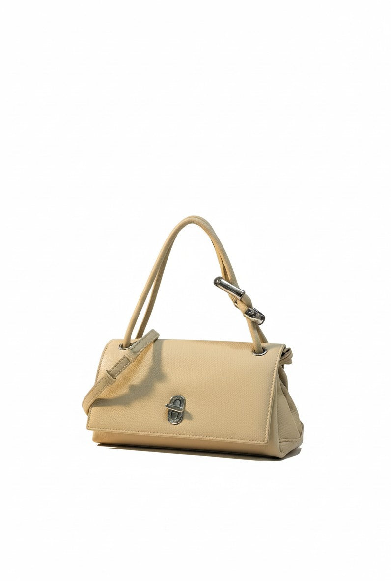 Mini bolsa de mano beige café east-west con solapa y broche giratorio plateado – DALALI