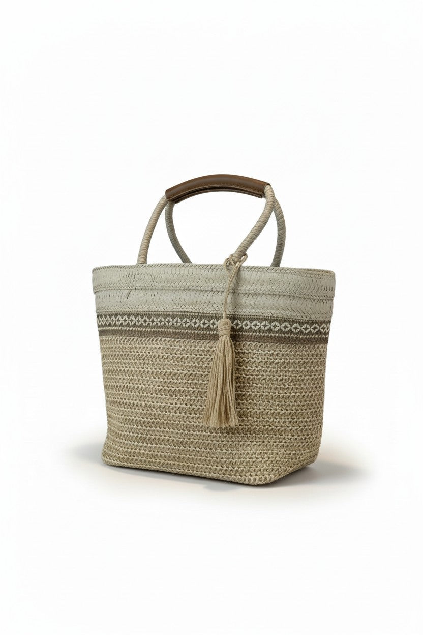 Bolsa tote tejida rafia arena con patrón geométrico étnico, borla y asa de madera – DALALI