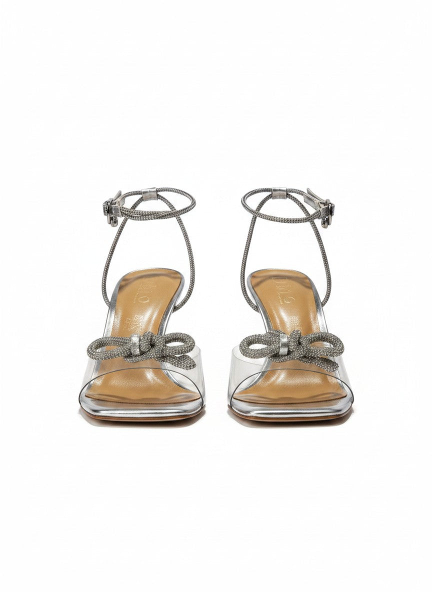 Zapatilla plateada transparente espejo con moño de pedrería y tacón carrete 9 cm, marca DALALI, tallas 23 a 26