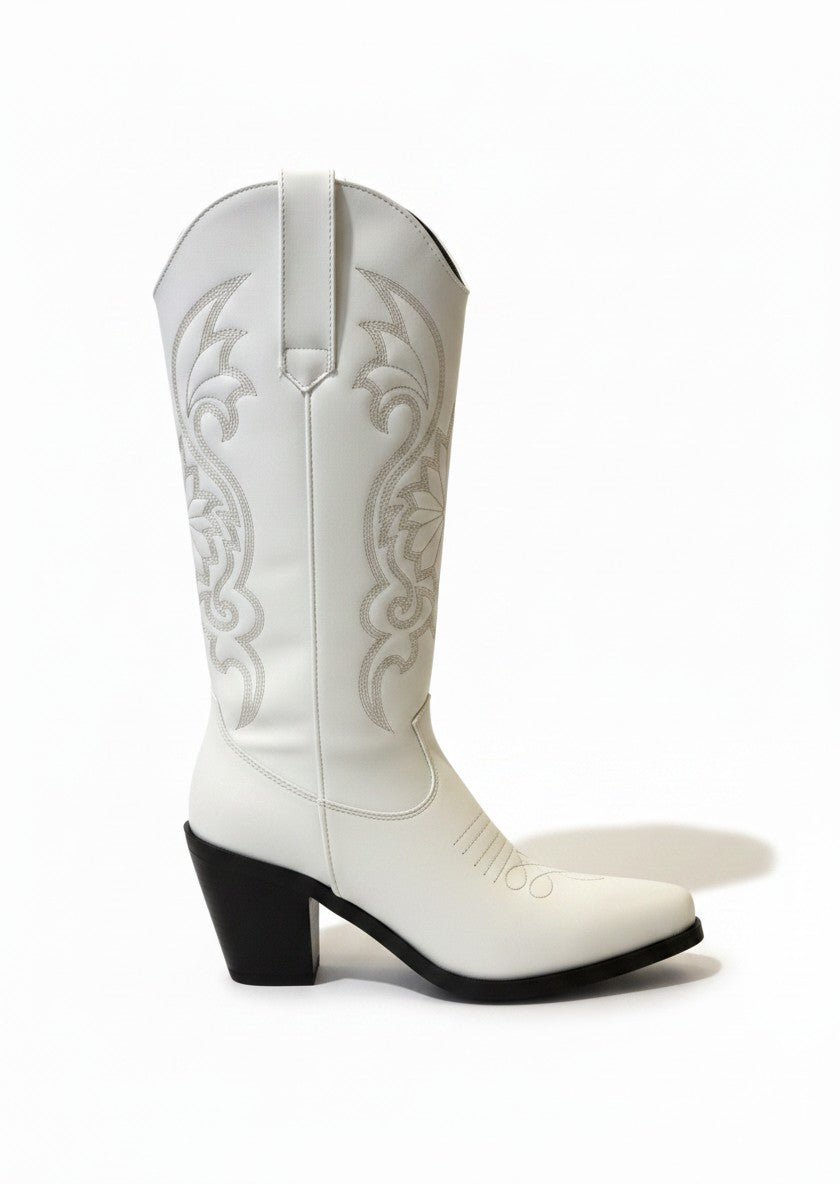 Bota vaquera color latte con bordado de hilo café, tacón cuadrado 8 cm y cierre lateral — DALALI 