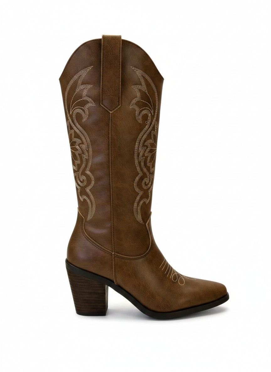 Bota vaquera color latte con bordado de hilo café, tacón cuadrado 8 cm y cierre lateral — DALALI 