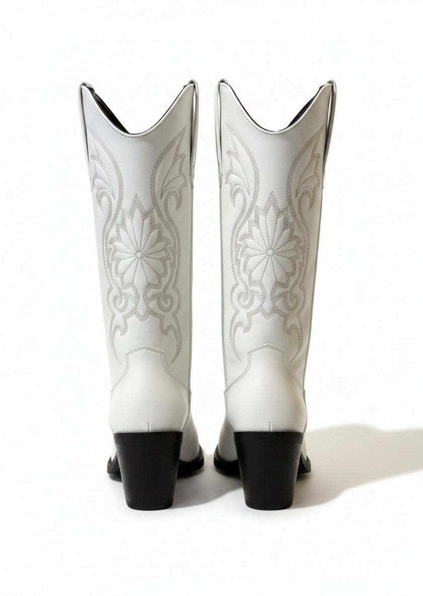 Bota vaquera color latte con bordado de hilo café, tacón cuadrado 8 cm y cierre lateral — DALALI 