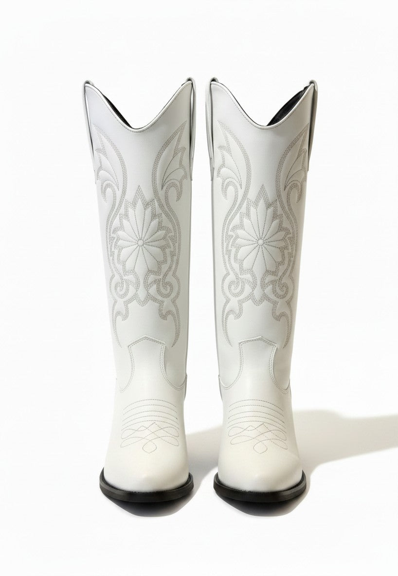 Bota vaquera color latte con bordado de hilo café, tacón cuadrado 8 cm y cierre lateral — DALALI 