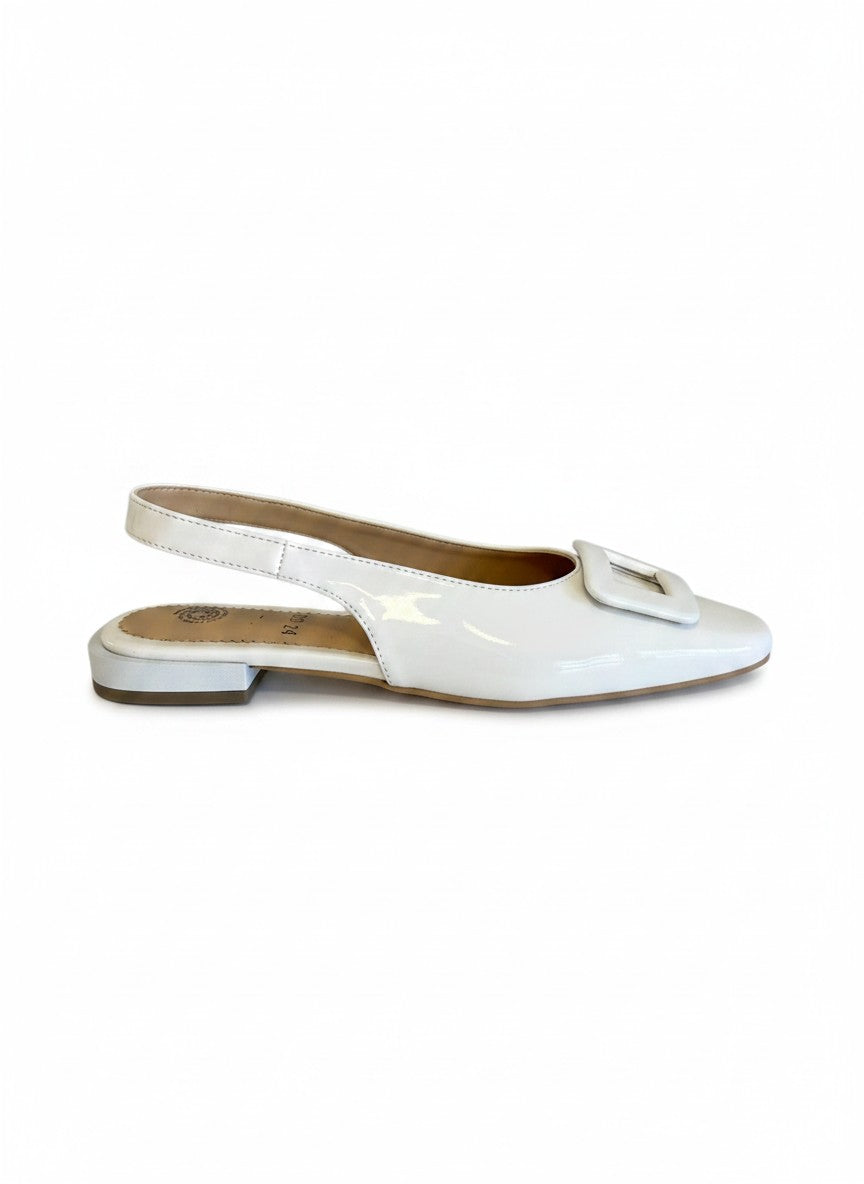 Flat slingback color blanco acabado charol, hebilla decorativa al frente y correa elástica — DALALI 