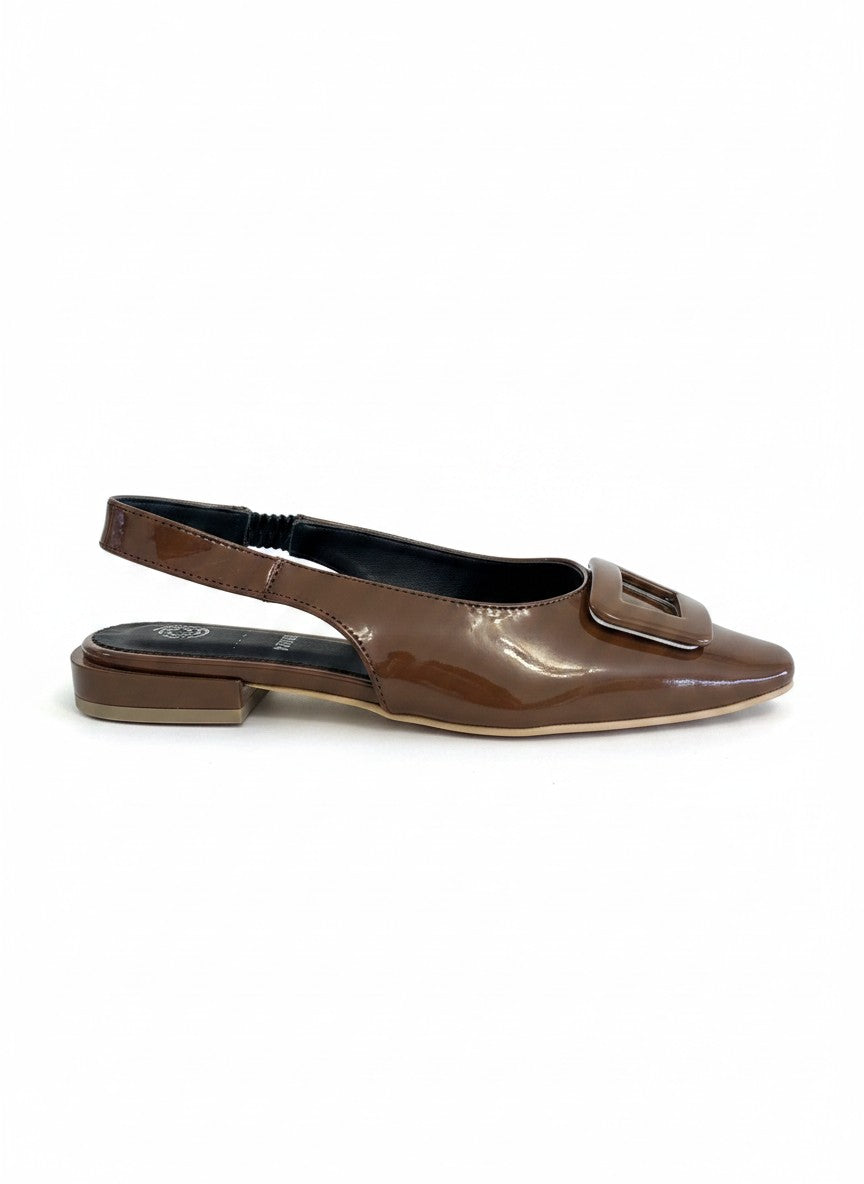 Flat slingback color chocolate acabado charol, hebilla decorativa al frente y correa elástica — DALALI 
