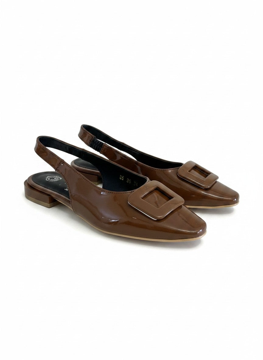 Flat slingback color chocolate acabado charol, hebilla decorativa al frente y correa elástica — DALALI 