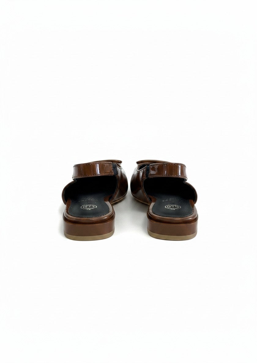 Flat slingback color chocolate acabado charol, hebilla decorativa al frente y correa elástica — DALALI 