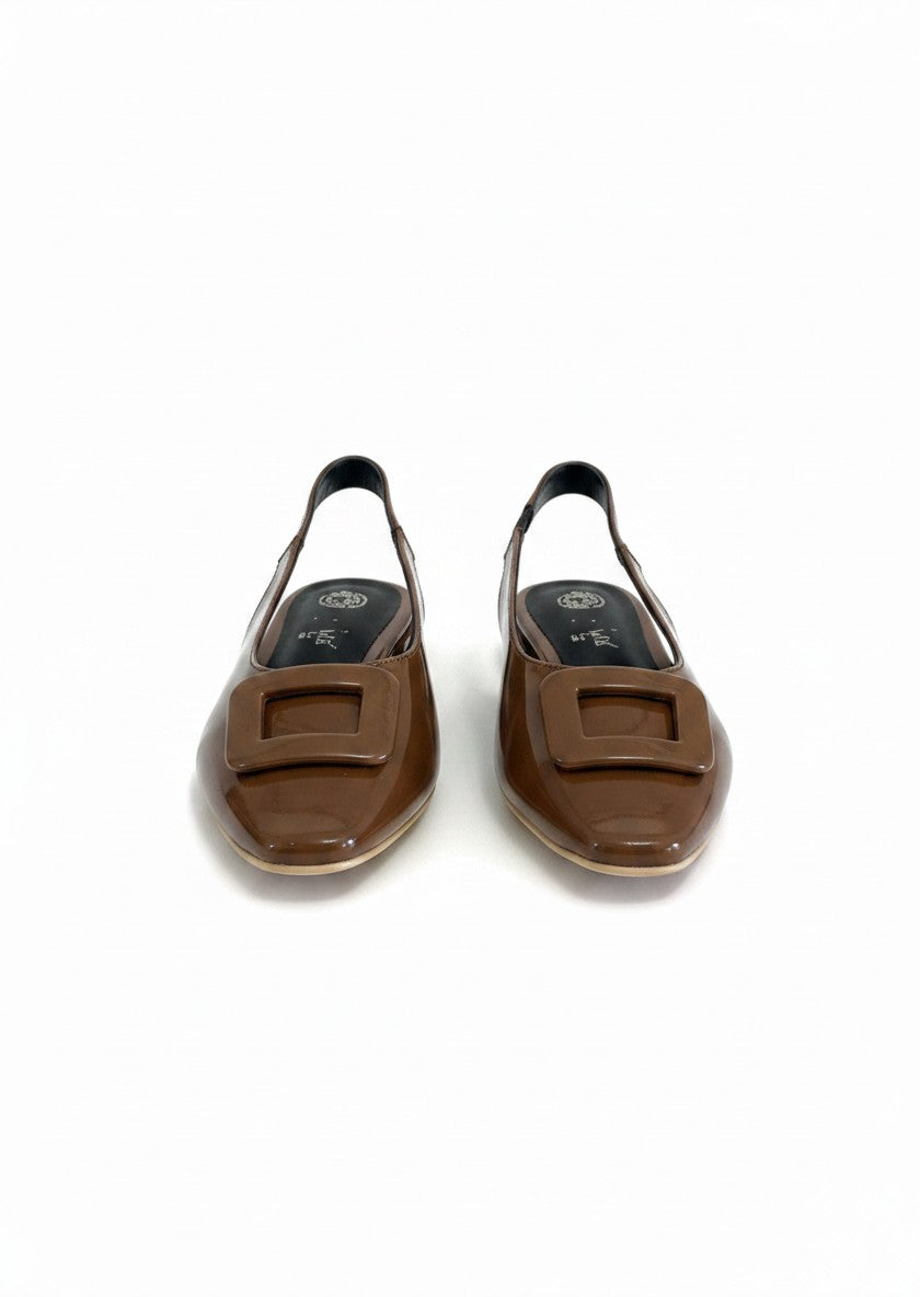 Flat slingback color chocolate acabado charol, hebilla decorativa al frente y correa elástica — DALALI 
