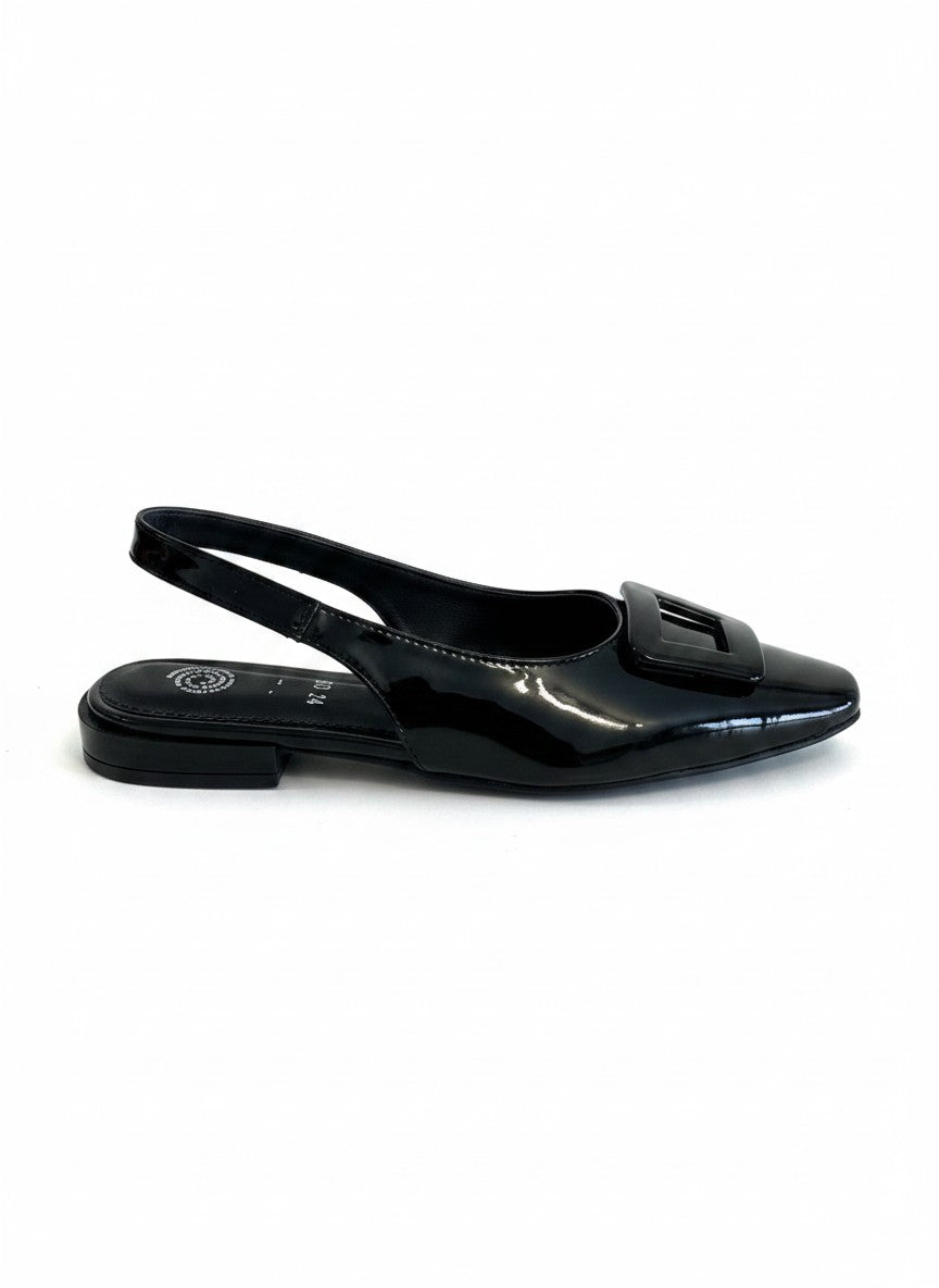 Flat slingback color negro acabado charol, hebilla decorativa al frente y correa elástica — DALALI 