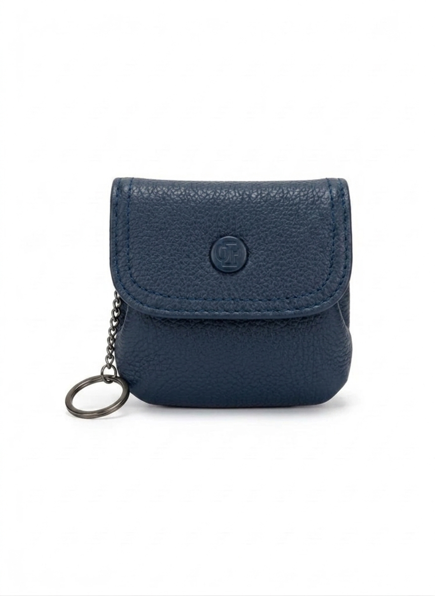 Monedero mujer camel con solapa, botón a presión, llavero plateado y textura pebble – DALALI
