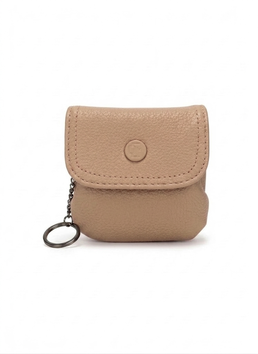 Monedero mujer camel con solapa, botón a presión, llavero plateado y textura pebble – DALALI