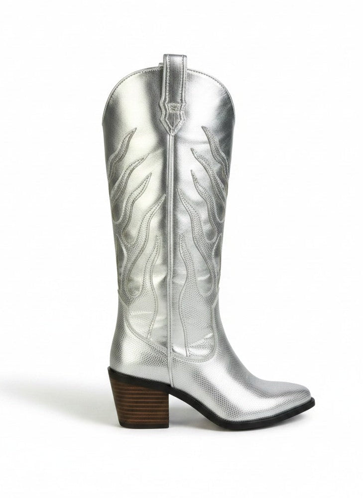 Bota vaquera plateada metálica con bordado llama y tacón bloque 6 cm, marca DALALI, tallas 23 a 26