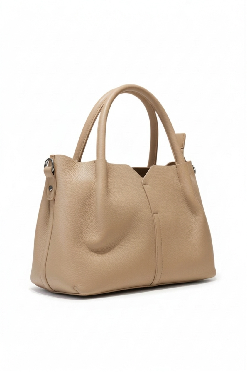 Bolsa de mano beige claro textura pebbled tipo soft tote con asas dobles y herrajes dorados – DALALI