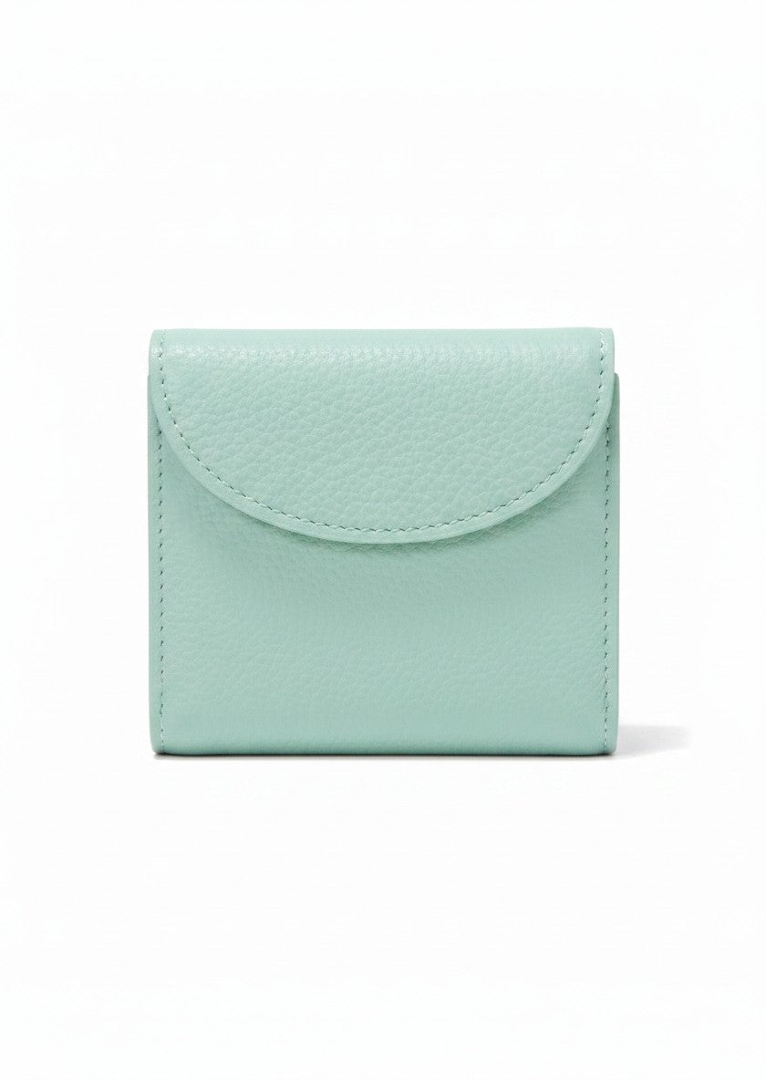 Cartera compacta mujer color aqua con solapa redondeada y textura pebble, herrajes plata – DALALI