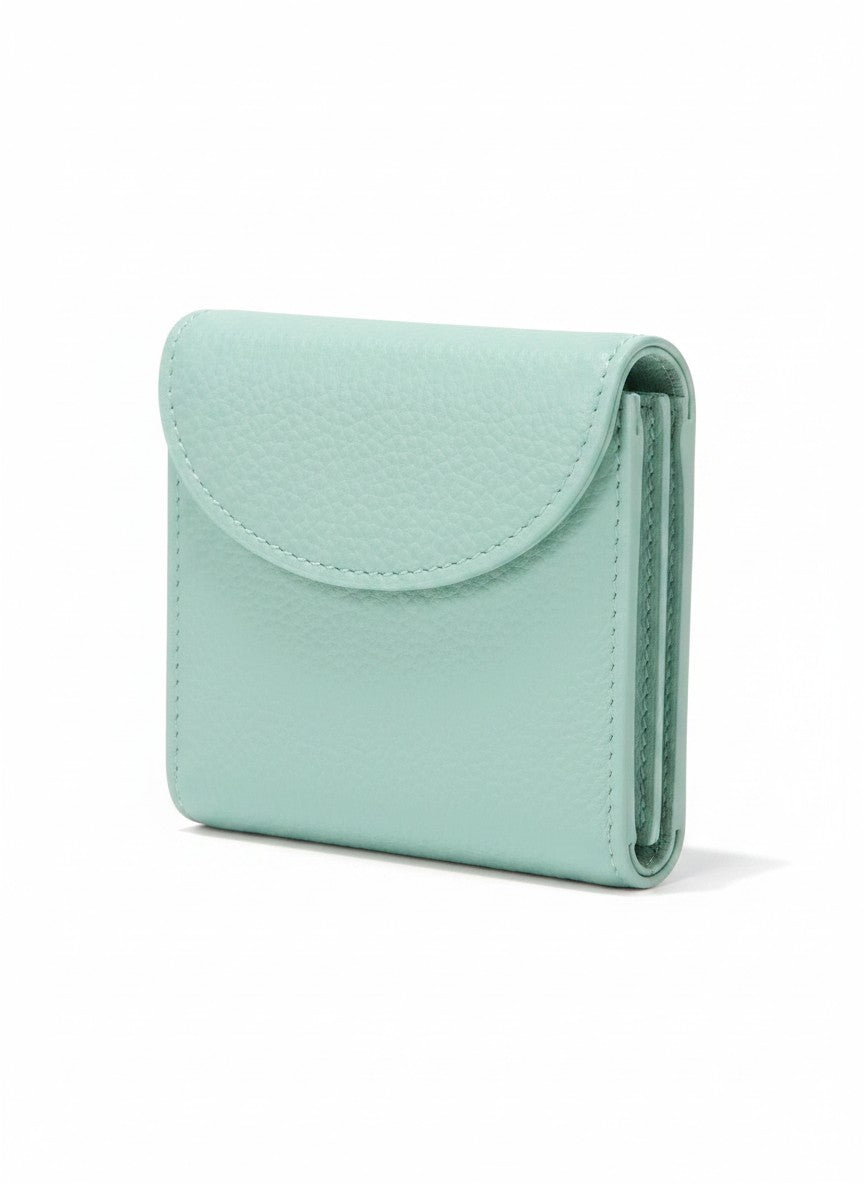 Cartera compacta mujer color aqua con solapa redondeada y textura pebble, herrajes plata – DALALI