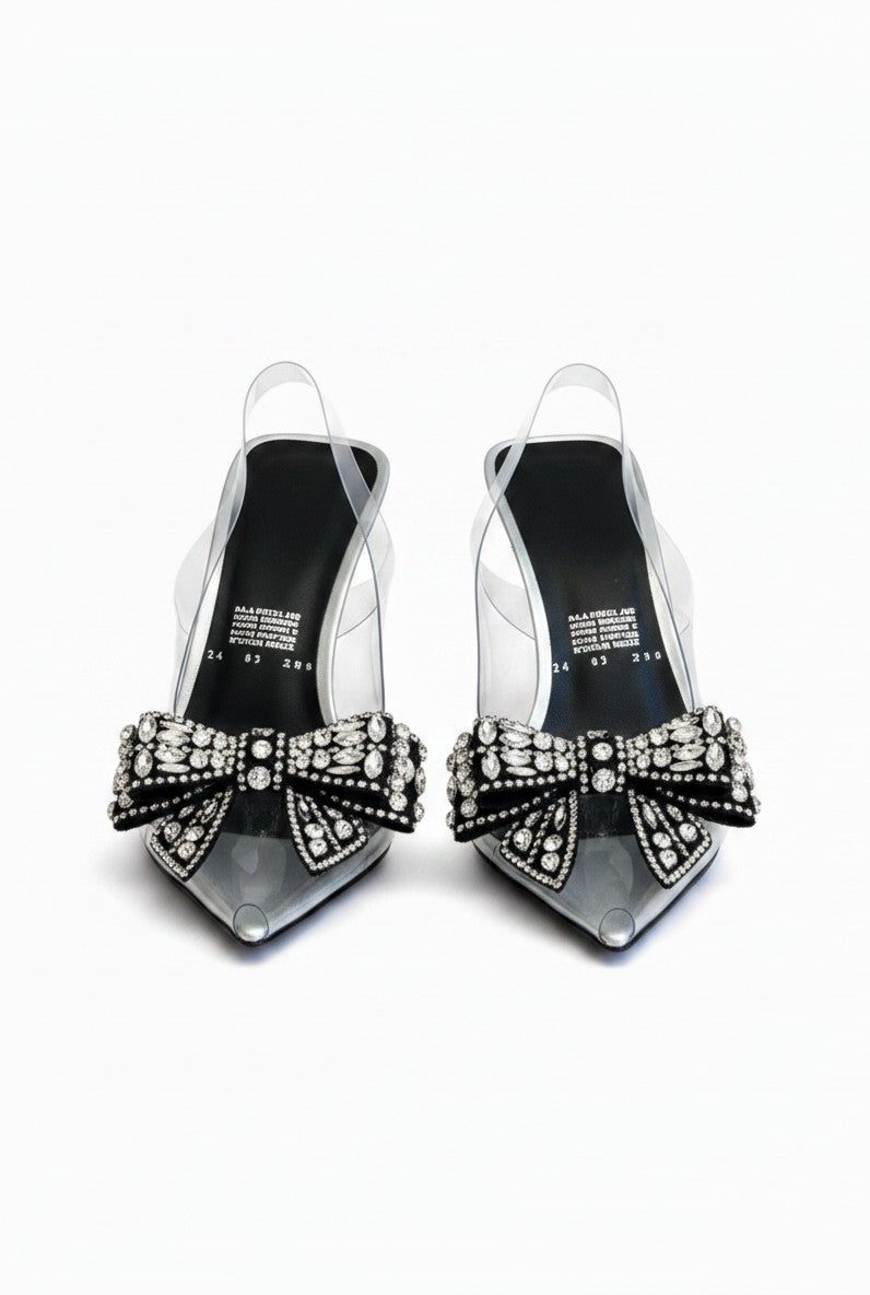 Zapatilla slingback transparente con moño de pedrería y tacón aguja plateado, marca DALALI, tallas 23 a 26