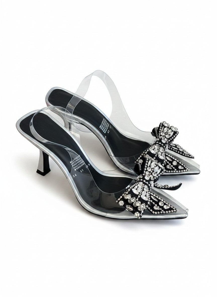 Zapatilla slingback transparente con moño de pedrería y tacón aguja plateado, marca DALALI, tallas 23 a 26