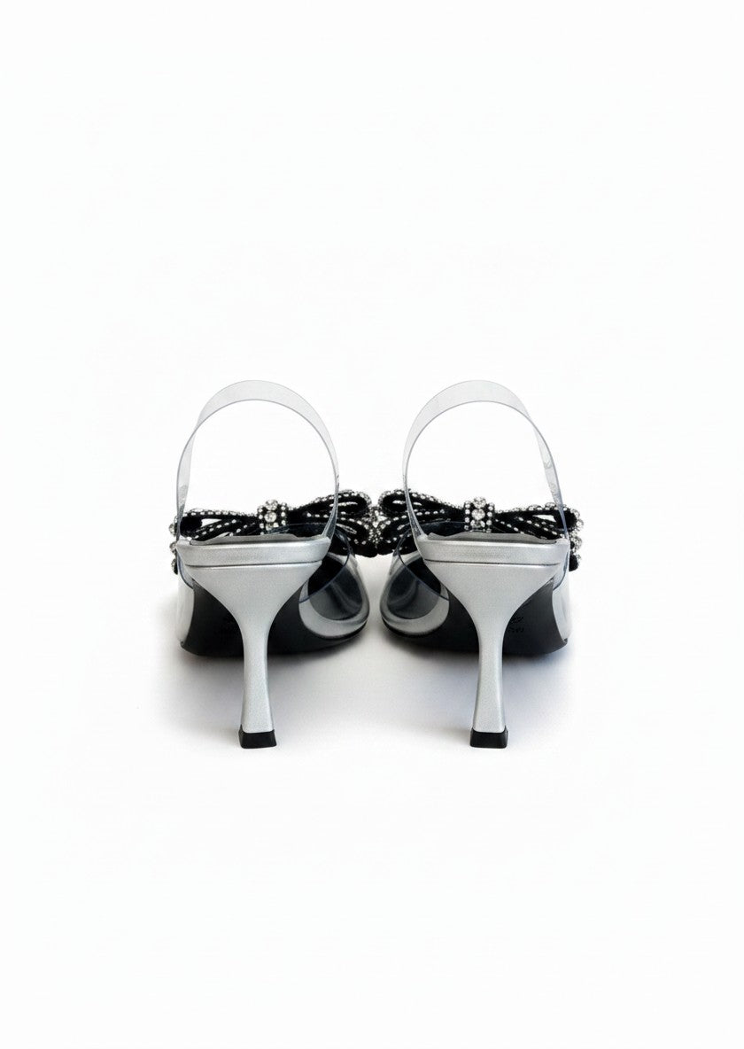 Zapatilla slingback transparente con moño de pedrería y tacón aguja plateado, marca DALALI, tallas 23 a 26