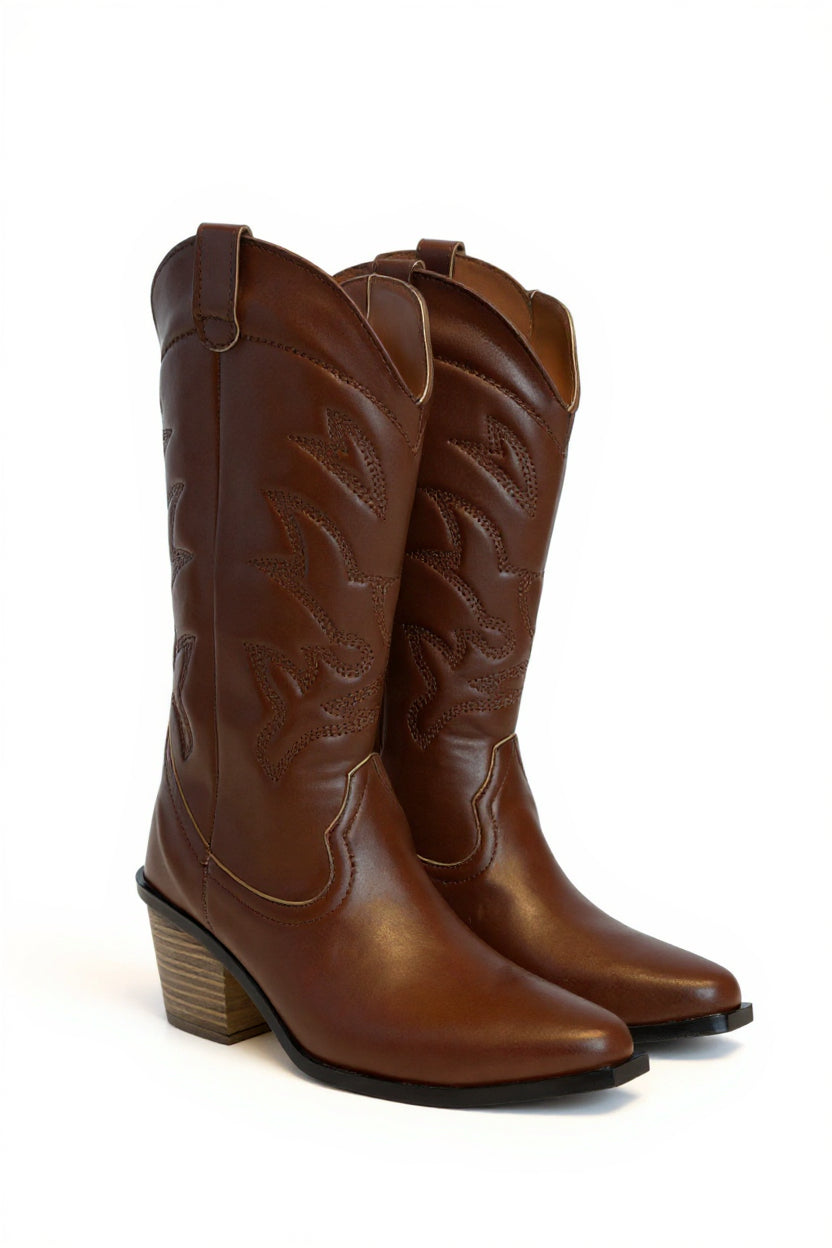 Bota vaquera negra caña media con bordado tonal y tacón bloque 6 cm, marca DALALI, tallas 23 a 26