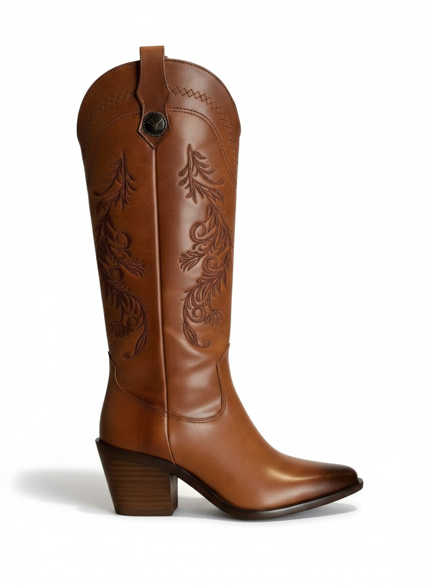Bota vaquera café con bordado floral en hilo, tacón cuadrado 6 cm y botón metálico — DALALI 