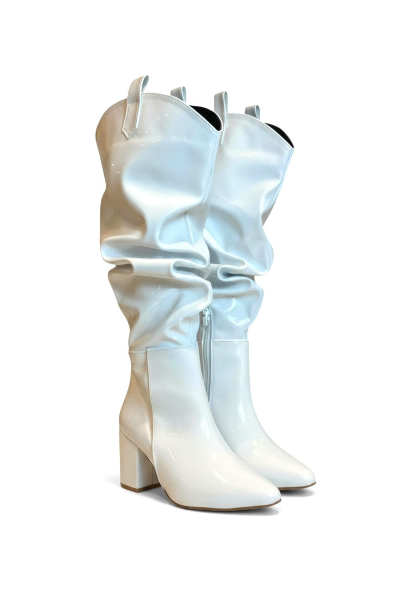 LUXE - Bota de caña alta corrugada tipo slouch en acabado charol con tacón