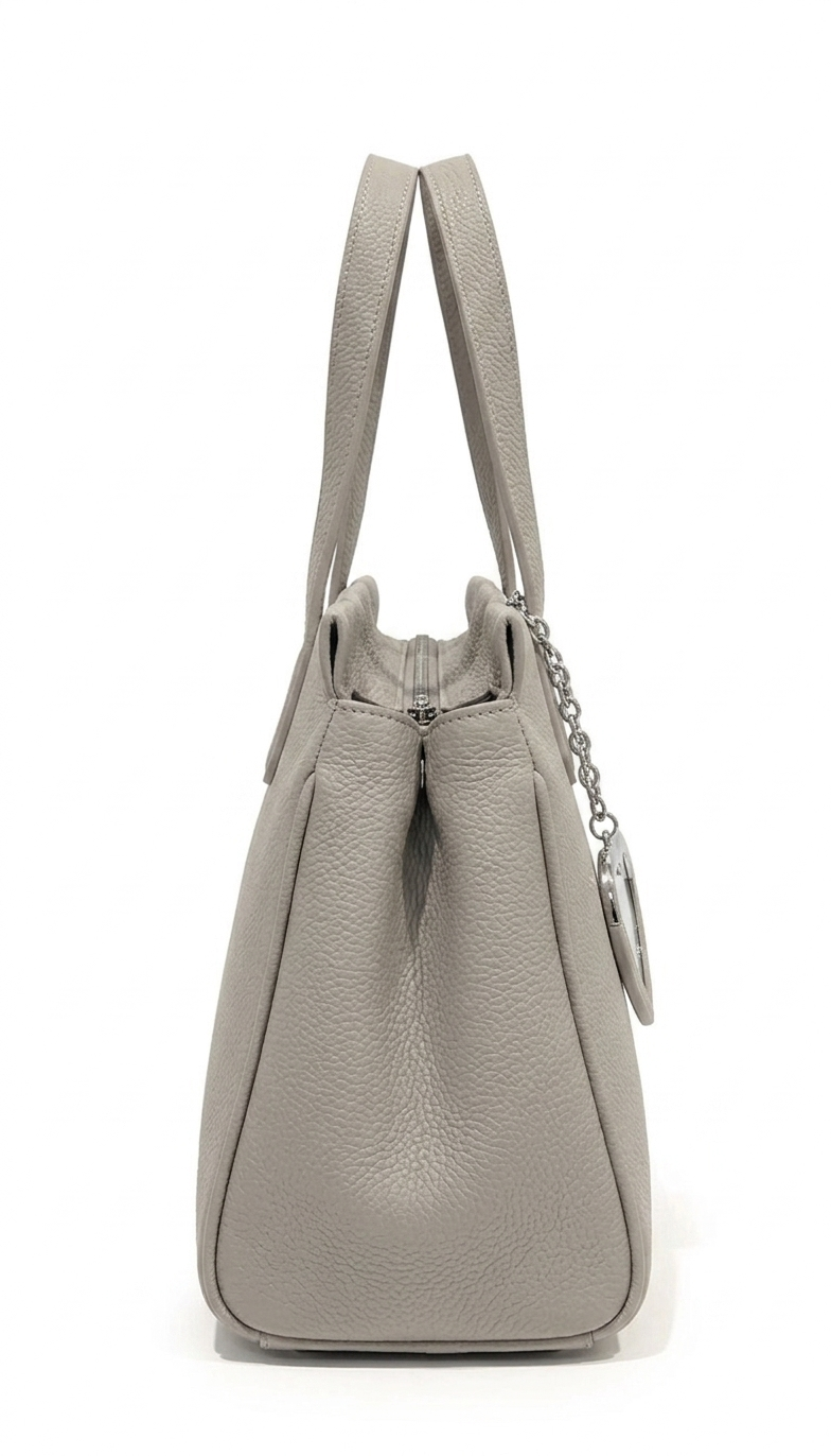Bolsa de mano gris claro textura grano estructurada con dije decorativo y herrajes dorados – DALALI