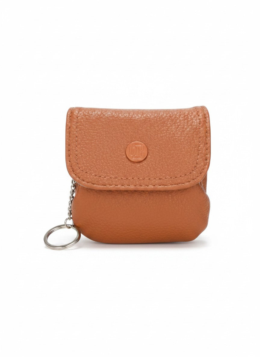 Monedero mujer camel con solapa, botón a presión, llavero plateado y textura pebble – DALALI