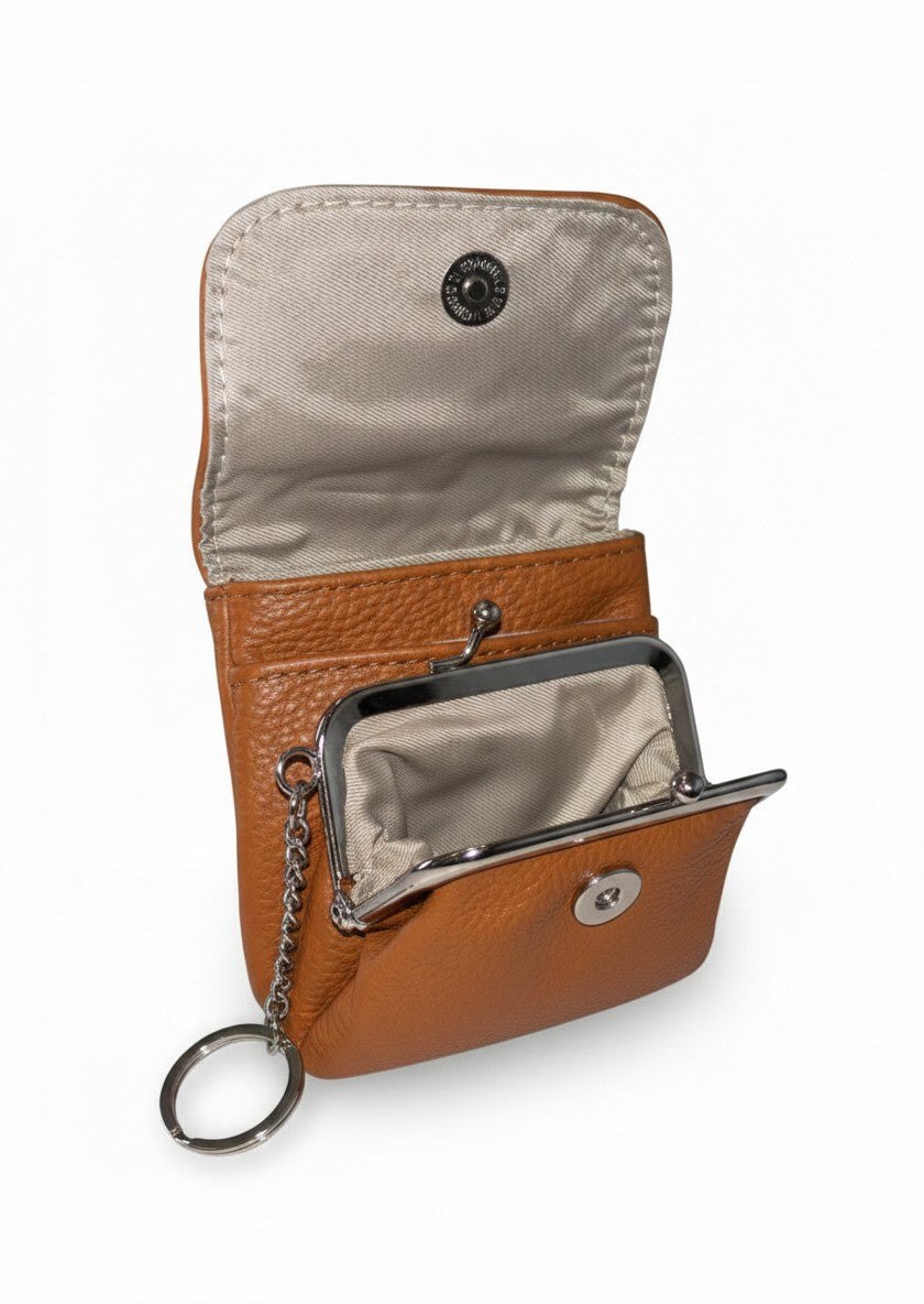 Monedero mujer camel con solapa, botón a presión, llavero plateado y textura pebble – DALALI