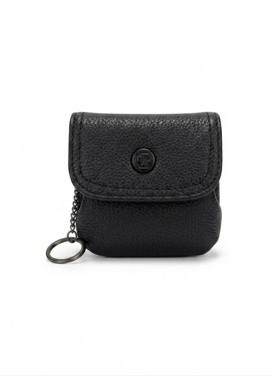 Monedero mujer camel con solapa, botón a presión, llavero plateado y textura pebble – DALALI