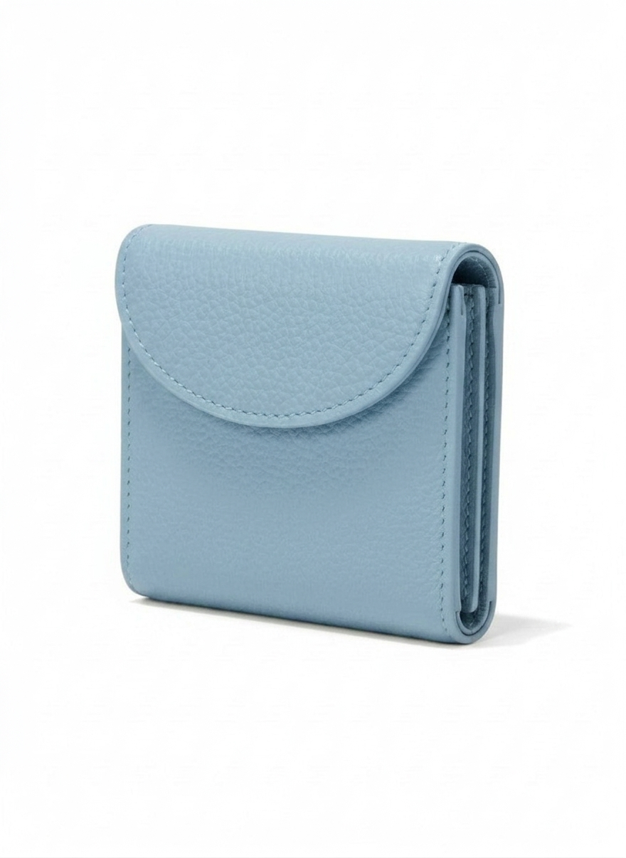 Cartera compacta mujer color aqua con solapa redondeada y textura pebble, herrajes plata – DALALI