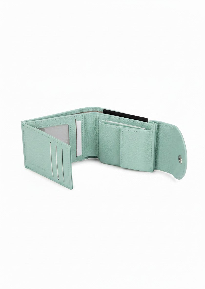 Cartera compacta mujer color aqua con solapa redondeada y textura pebble, herrajes plata – DALALI