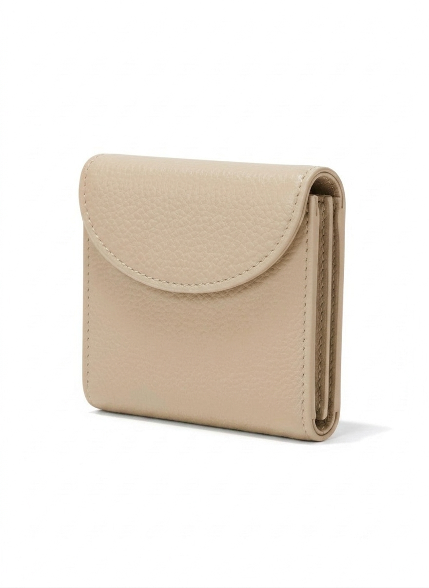 Cartera compacta mujer color aqua con solapa redondeada y textura pebble, herrajes plata – DALALI