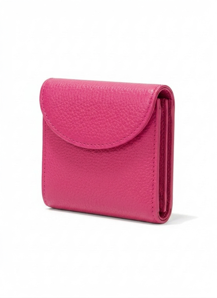 Cartera compacta mujer color aqua con solapa redondeada y textura pebble, herrajes plata – DALALI