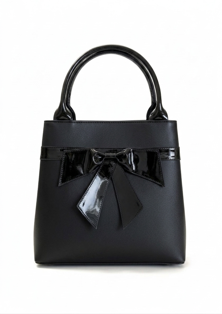 Bolsa de mano negro con moño charol, asas rígidas y herrajes dorados, marca DALALI, 28x27.5x11 cm