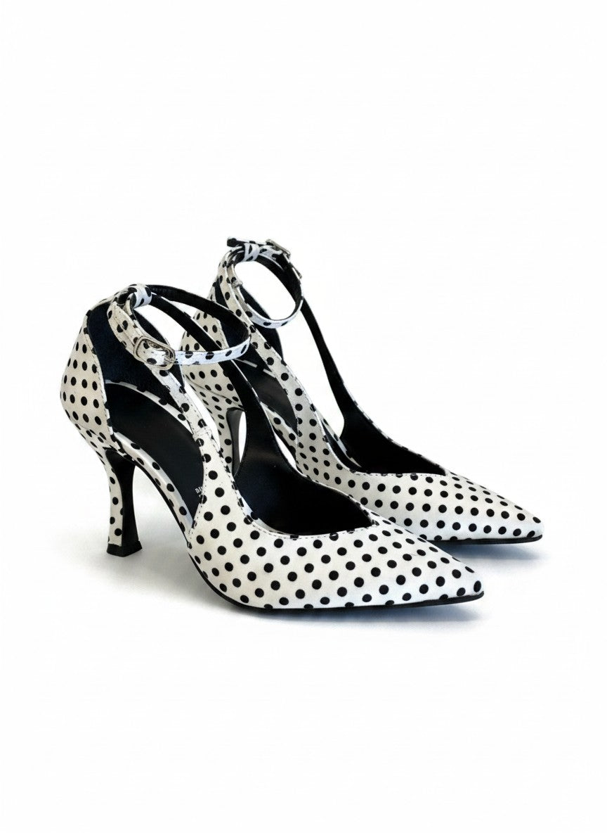 Zapatilla de tacón aguja polka dots balnco con negro,  correa al tobillo y punta fina — DALALI 